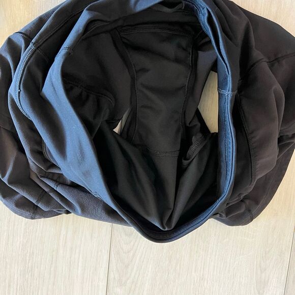 Lululemon women’s black shorts size 2 - Picture 8 of 8
